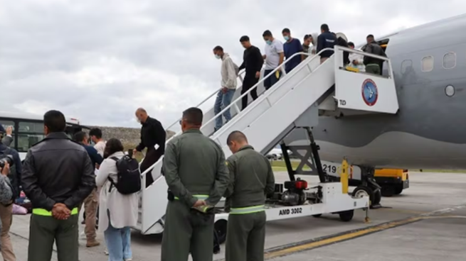 En su segundo mandato, Donald Trump endureció las políticas inmigratorias y ya deportó ca asi 50 argentinos.