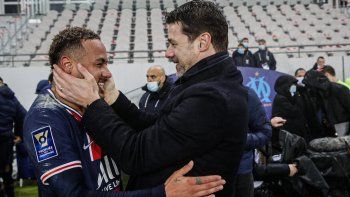 Pochettino festeja con Neymar. Es el primer título como DT para el argentino.