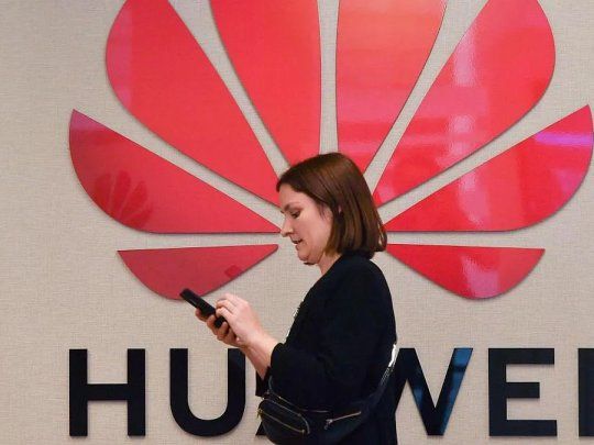 El gigante de las telecomunicaciones Huawei recibió el visto bueno para trabajar con compañías de EEUU.