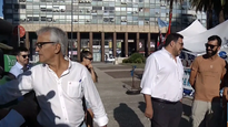 Alejandro Sánchez y Juan Castillo se acercaron a la carpa instalada por los trabajadores industriales.