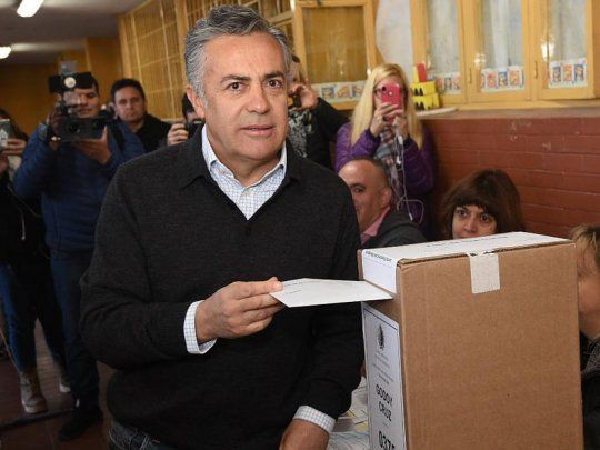 Alfredo Cornejo, gobernador de Mendoza, al momento de votar.