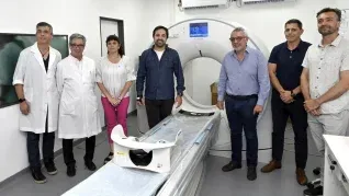 Médicos y personal del hospital junto a Nicolás Kreplak y Julio Zamora.