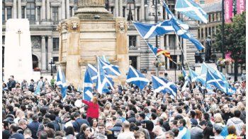 ámbito.com | Miles de nacionalistas escoceses se congregaron ayer en el centro de Glasgow, en la recta final del referéndum de mañana sobre la independencia. Las encuestas señalan un leve predominio del “no”, pero queda un número significativo de indecisos.
