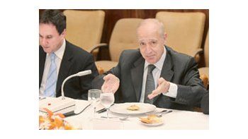 ámbito.com | La UIA recibió a Roberto Lavagna y a Miguel Peirano con un frugal almuerzo (a esto parece referir el gesto del ministro). Lavagna confirmó el fin de los bonos con el CER y más controles de precios.