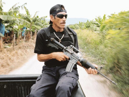 PATRULLA. Un miembro de una de las autodefensas recorre un camino de Michoacán. Sus comandantes denuncian que el Gobierno quiere desarmarlos sin brindarles ningún tipo de garantía de protección.&nbsp;