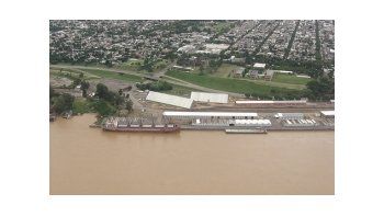 Portuarios de la CGT de San Lorenzo bloquean la salida de granos desde el puerto de Rosario.