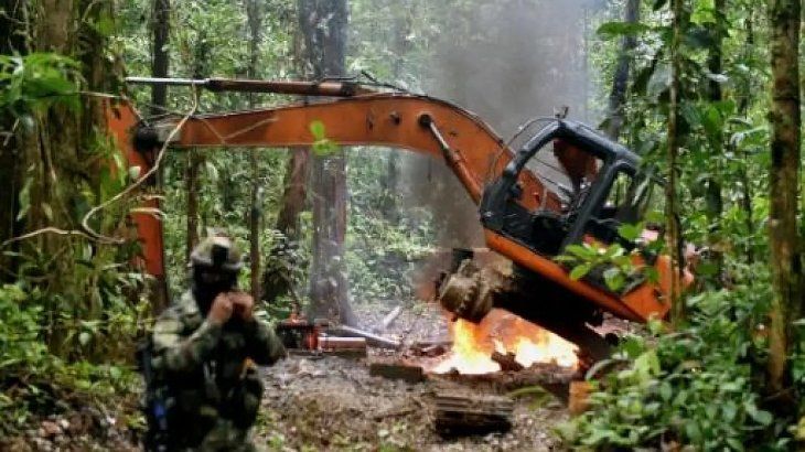 En Colombia, grupos criminales se disputan un “tesoro” de oro, que habría sido acumulado por las FARC y hoy estaría en manos de facciones disidentes.