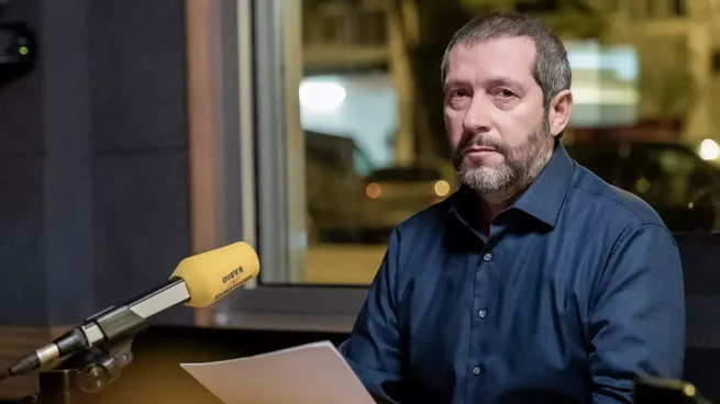 Cada historia la presenta el periodista Carles Porta desde el estudio de Catalunya Ràdio.