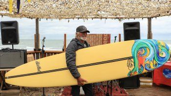 Daniel Gil, a los 74 años, continúa domando olas.