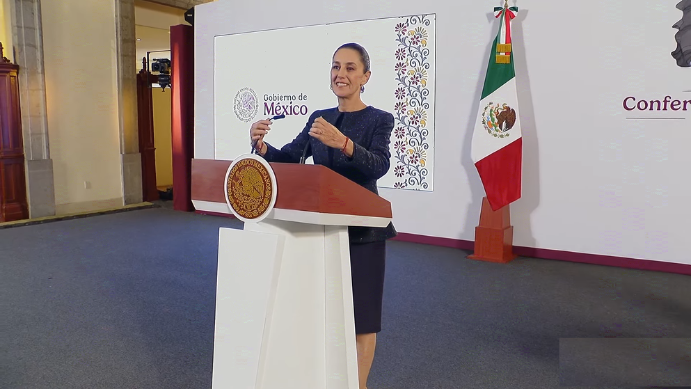 Claudia Sheinbaum brinda la tercera Mañanera del Pueblo de la semana.