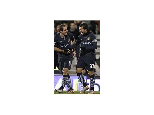 Pablo Zabaleta y Carlos Tevez se ríen en Manchester City.