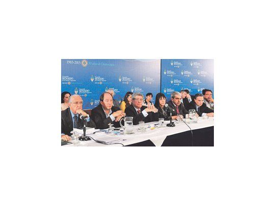 Ricardo Gil Lavedra, Ernesto Sanz, Marcelo Fuentes, Diana Conti, Aníbal Fernández y Miguel Pichetto, juntos en la Bicameral del Código Civil sólo para la foto ya que no hubo acuerdo alguno sobre el proyecto.
