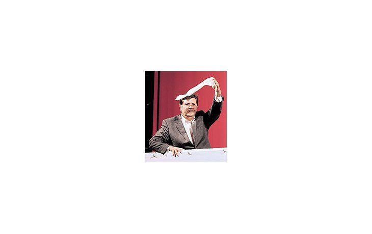 ámbito.com | Alan García saluda a sus simpatizantes luego de conocerse el resultado. El presidente electo formará gobierno con políticos de centroderecha.