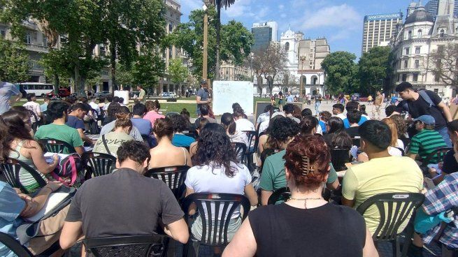 Convocan a una clase magistral en Plaza de Mayo para reclamar contra el ajuste a la educación.