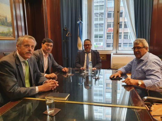Del encuentro junto al ministro de Desarrollo Productivo de la Nación, participaron el Director Ejecutivo de la Asociación de Semilleros Argentinos (ASA), Alfredo Paseyro; el secretario General de UATRE, Ramón Ayala, y el diputado nacional, Pablo Ansaloni.