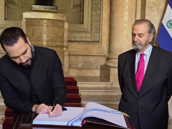 Bukele firma el libro de visitas del Palacio de Justicia, sede central de la Corte Suprema.