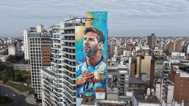 Con 70 metros de altura y 534 m2 de superficie, la obra De otra galaxia y de mi ciudad incorporó las tres estrellas de la Selección y la inscripción Gracias, como homenaje al capitán campeón del mundo