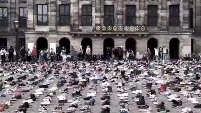 La Plaza de Dam en Ámsterdam, Países Bajos, acogió este domingo una protesta simbólica para recordar a los niños y periodistas palestinos muertos en la franja de Gaza.