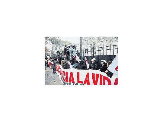 Protesta frente a la embajada argentina