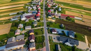 Los campos cultivados en franjas estrechas y alargadas forman uno de los paisajes rurales más llamativos de Polonia y rodean a las viviendas de Sułoszowa Los campos cultivados en franjas estrechas y alargadas forman uno de los paisajes rurales más llamativos de Polonia y rodean a las viviendas de Sułoszowa