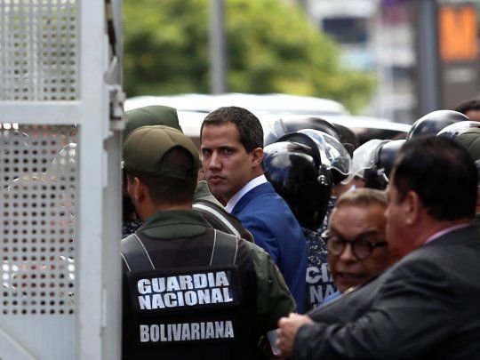 El autoproclamado presidente de Venezuela, Juan Guaidó, no pudo ingresar al parlamento para ser reelecto como titular de ese órgano.