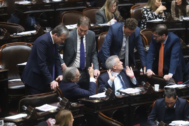 Diputados federales, peronistas y radicales debaten durante la sesión. Diputados federales, peronistas y radicales debaten durante la sesión.