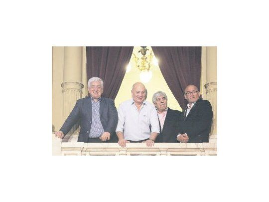 Hugo Moyano ayer en el Congreso para la asunción de Mauricio Macri, junto a sus laderos Julio Piumato, Gerónimo “Momo” Venegas y Abel Frutos. Todos apuestan a la fusión de la central obrera.