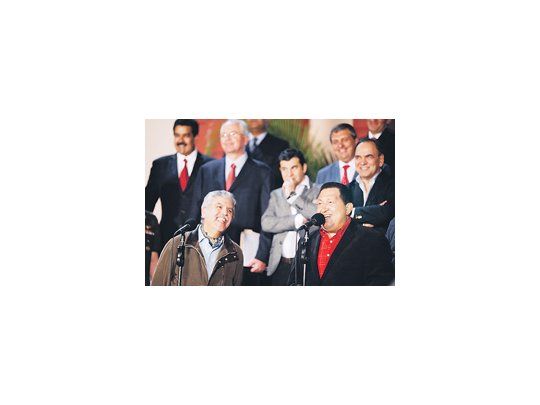 Tras las reuniones que mantuvieron en Caracas -junto con el CEO de YPF, Miguel Galuccio, y funcionarios venezolanos-, Julio De Vido y Hugo Chávez explicaron ayer los planes para sumar acciones entre las petroleras PDVSA e YPF en ambos países.