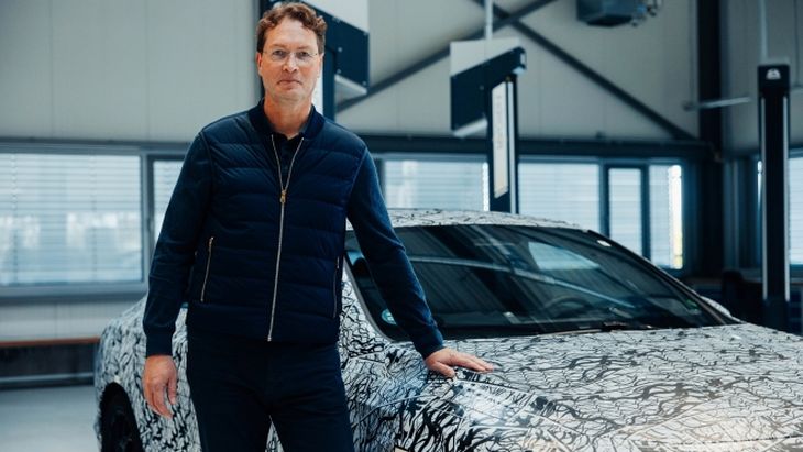 Desde la visión de Källenius, uno de los principales desafíos radica en que factores como el costo de los vehículos y la infraestructura disponible aún limitan la expansión de nuevas tecnologías. Desde la visión de Källenius, uno de los principales desafíos radica en que factores como el costo de los vehículos y la infraestructura disponible aún limitan la expansión de nuevas tecnologías.