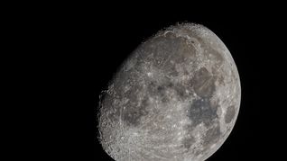 La Luna es el satélite natural del planeta Tierra.