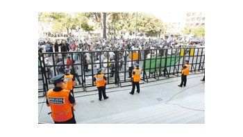 ámbito.com | Activistas de la Unión Ferroviaria se juntaron ante el Palacio de Tribunales para protestar por la detención de José Pedraza. Allí estuvieron a punto de chocar con militantes trotskistas que festejaban la medida.