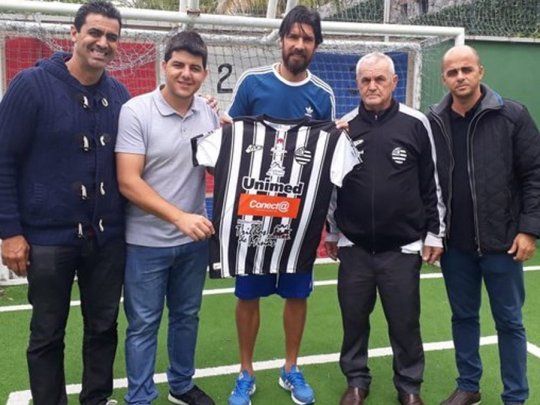 A los 44 años, Sebastián Abreu firmó contrato con su 30° club.
