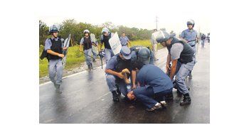 La Policía provincial y los efectivos de Gendarmería permanecían en la Ruta Nacional 86 intentando contener el malestar en la zona.
