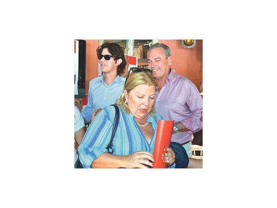 Elisa Carrió y Martín Lousteau   salieron de gira a Entre Ríos para  apoyar allí al candidato radical Atilio Benedetti. La ocasión sirvió para lanzar la última etapa de la campaña que tendrá, más que antes, un listado de medidas económicas.