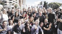 Acto por dos. Mientras Alberto Fernández se recluía en el CONICET junto a organizaciones de DD.HH., La Cámpora movilizó por el centro.