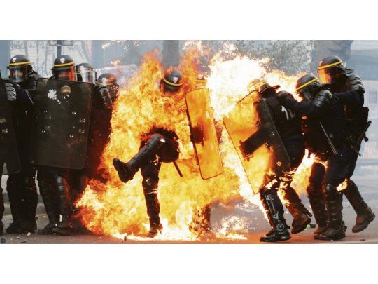 IRA. Manifestantes adversos tanto a Macron como a Le Pen arrojaron bombas molotov a la Policía en París. Hubo cuatro agentes heridos.
