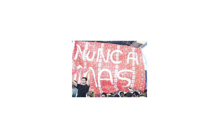 ámbito.com | La Juventud Radical en Lucha armó una bandera con la leyenda «Nunca Más» hecha con las boletas de la UCR que postulaban al peronista conservador Francisco de Narváez como candidato a gobernador bonaerense.