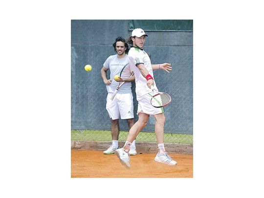 «Pico» Mónaco entrena en el Tenis Club Argentino bajo la atenta mirada de su coach, Mariano Zabaleta.