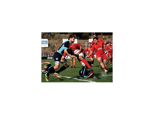 ¿Y la celeste y blanca? El seleccionado argentino usó una increíble camiseta roja en el duelo con el seleccionado de Uruguay.