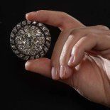 Un broche que Napolén Bonaparte perdió en Waterloo se vendió en más de 4 millones de dólares. Un broche que Napolén Bonaparte perdió en Waterloo se vendió en más de 4 millones de dólares.