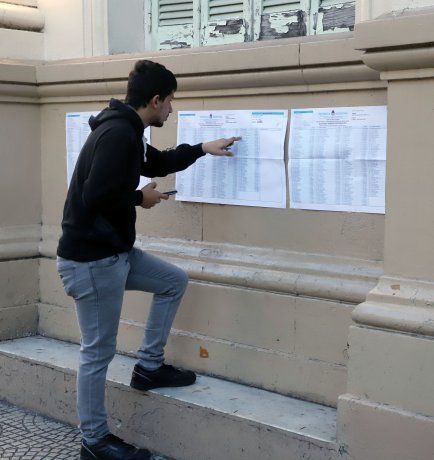 Los primeros votantes concurren al colegio Florencio Balcarce del barrio de Almagroen la ciudad de Buenos Aires para participar en la PASO que se realizan en todo el pais.