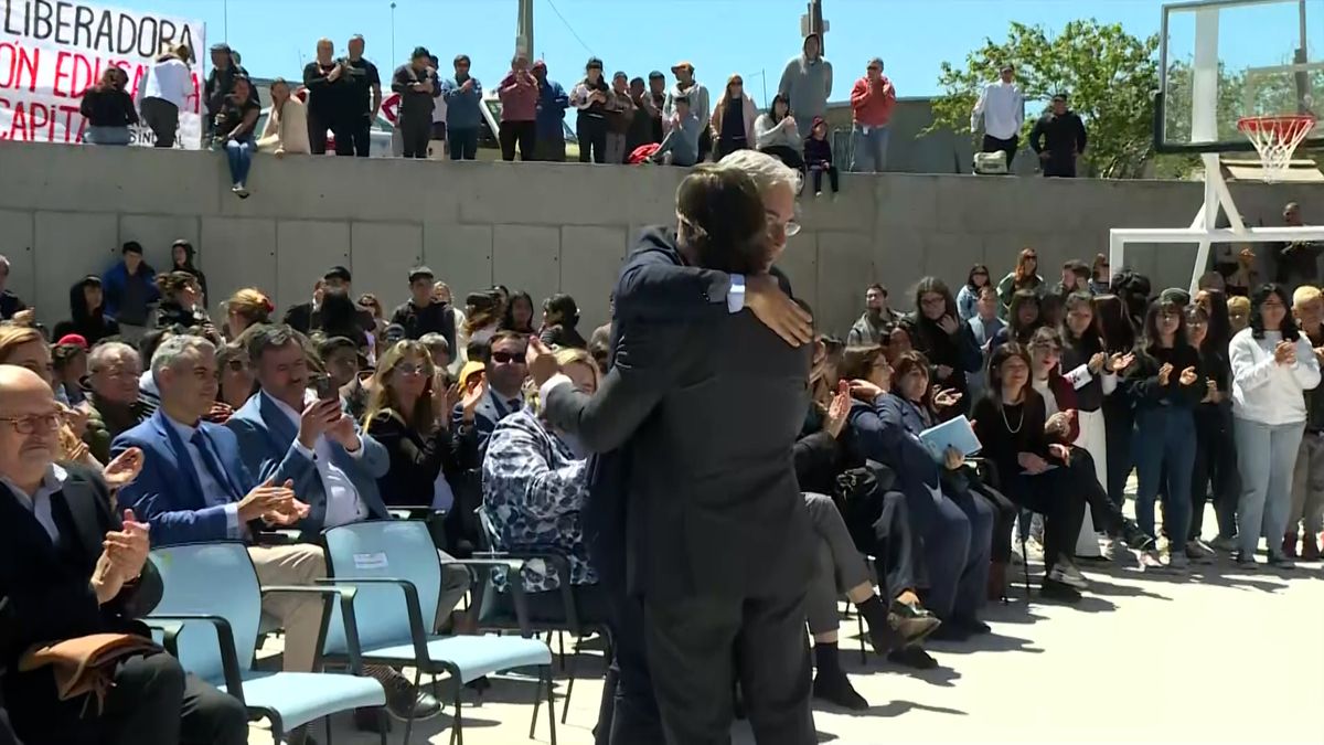 Lacalle Pou wished luck to Robert Silva, who will leave office to be a pre-candidate