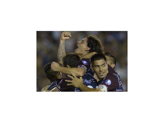 El festejo de los jugadores de Lanús en el segundo gol de la noche.