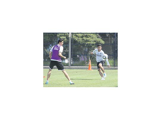 Los colombianos de Racing bromean en la práctica. «Teo» Gutiérrez calentó un poco la previa del clásico del domingo.