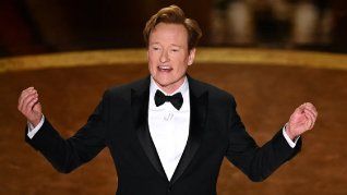 Fue considerado uno de los mejores presentadores de todos los tiempos en los premios Oscar. Fue considerado uno de los mejores presentadores de todos los tiempos en los premios Oscar.