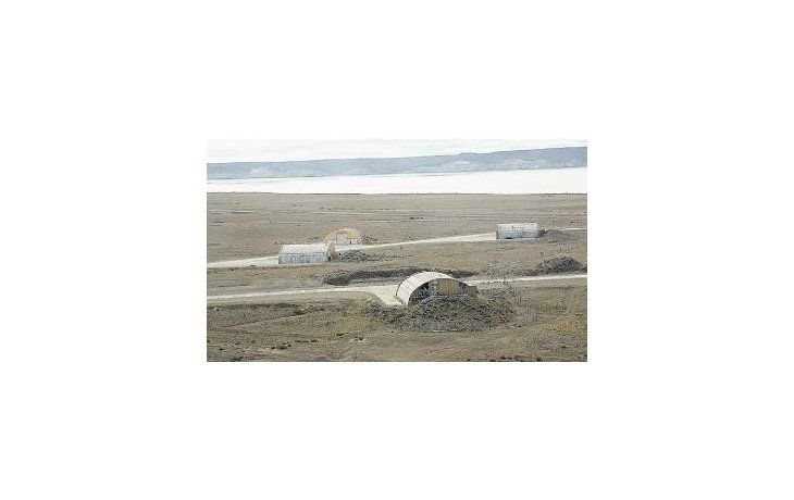 ámbito.com | Hangares en la Base Aerea de Río Gallegos quedaron en medio de una disputa entre la Nación y la provincia de Santa Cruz. La familia Kirchner y el caso Lázaro Baez  sirvieron para alimentar historias sobre su uso.