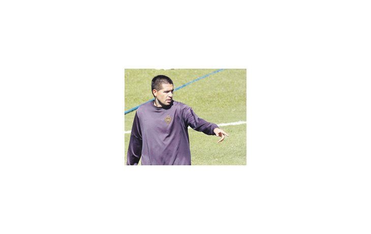 Julio César Falcioni espera que Riquelme llegue bien físicamente para reaparecer ante Olimpo.