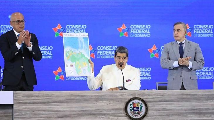 El presidente de Venezuela, Nicolás Maduro, presentando el nuevo mapa venezolano a partir del referéndum del 3 de diciembre. El presidente de Venezuela, Nicolás Maduro, presentando el nuevo mapa venezolano a partir del referéndum del 3 de diciembre.