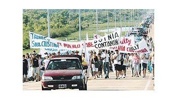 Los ambientalistas realizaron una protesta a pie y otra náutica contra la aparición de la mancha sobre el río Uruguay. Se sumaron vecinos de Colón y Concordia.