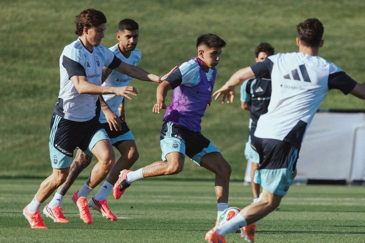 Thiago Almada fue uno de los delanteros que probó Scaloni en el equipo titular. Thiago Almada fue uno de los delanteros que probó Scaloni en el equipo titular.